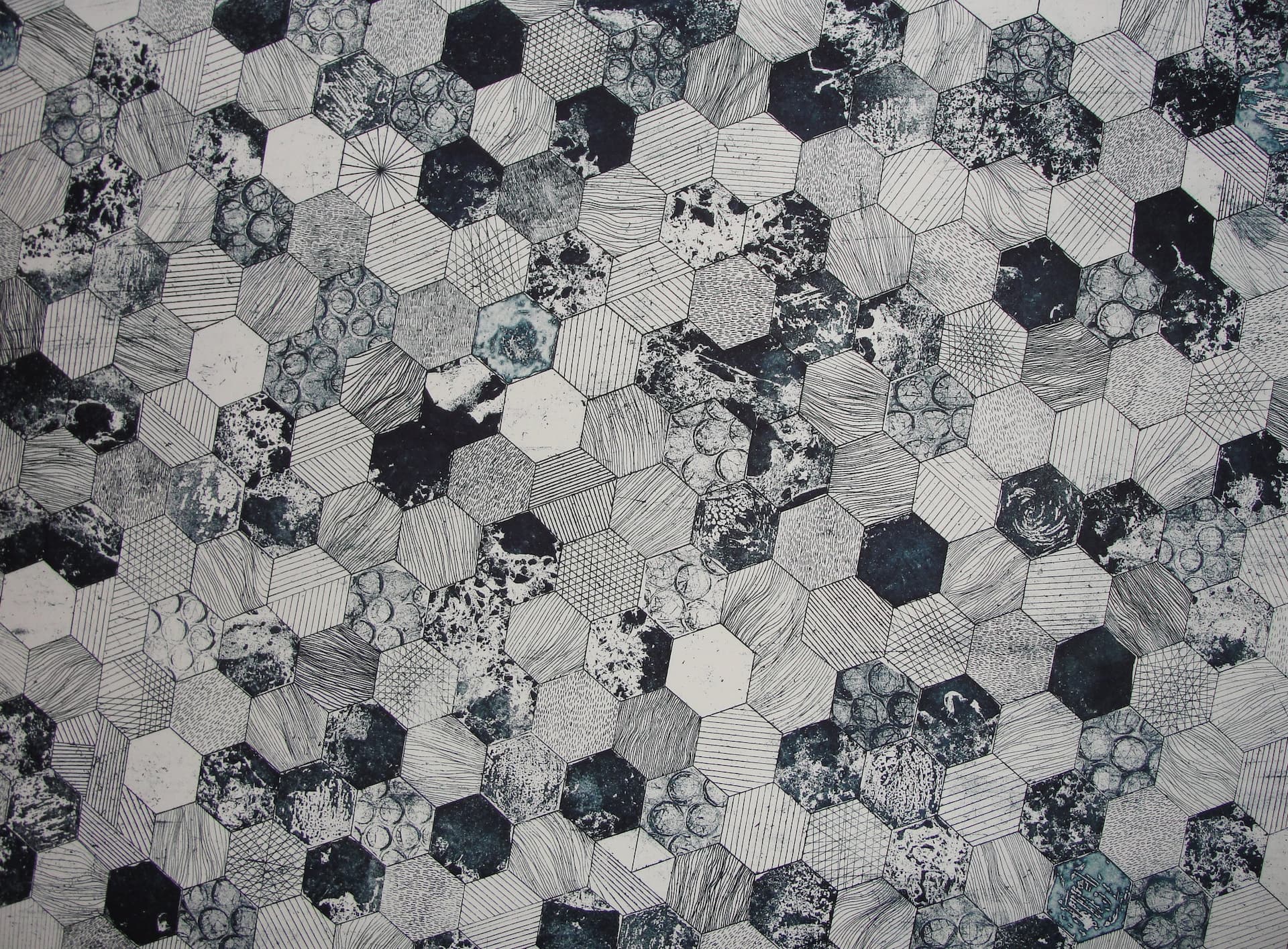 Suelo de mosaico hexagonal en colores blanco y negro.